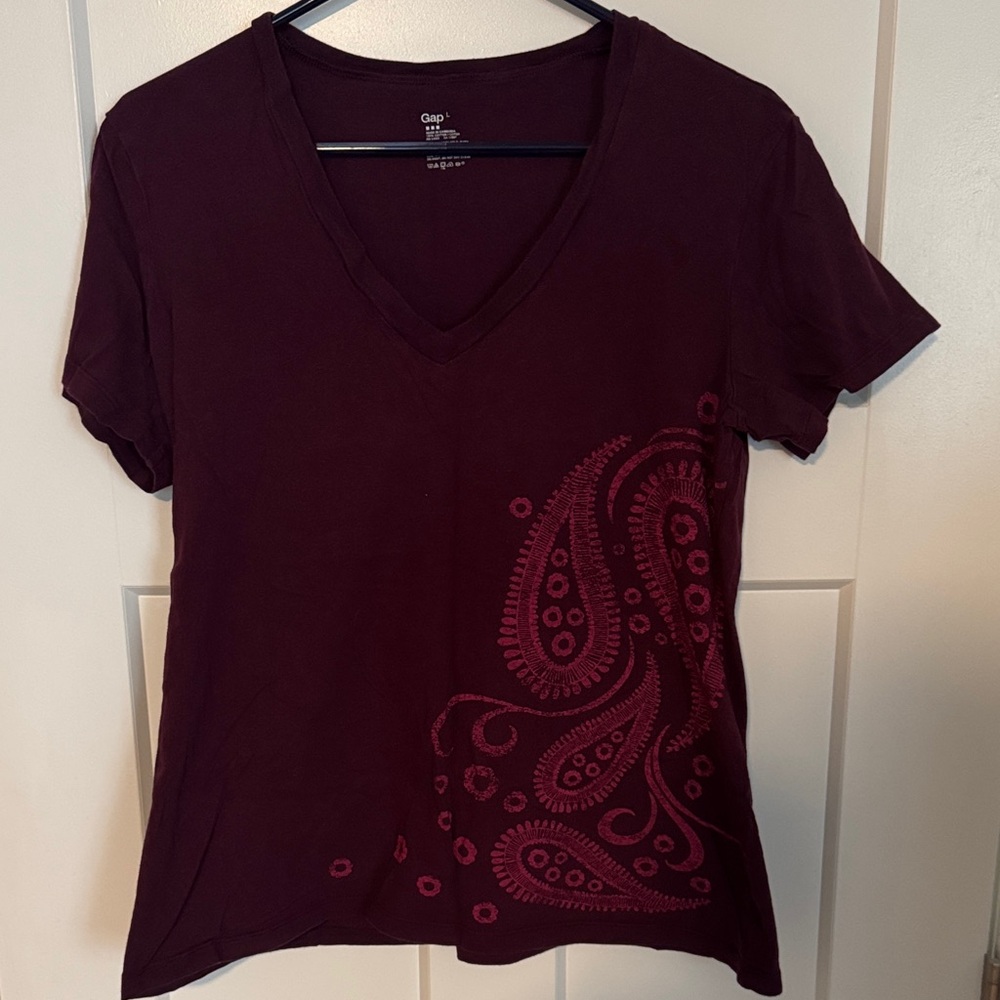 GAP Factory Women's Short Sleeve Paisley Tee - Maroon